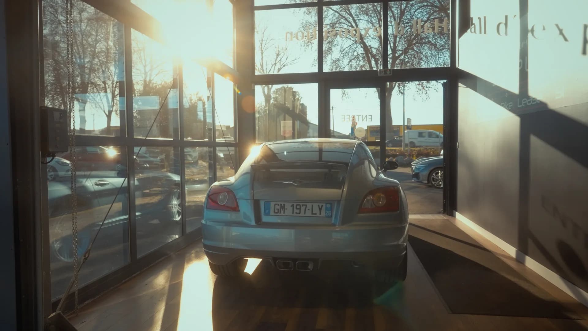 Une voiture dans le showroom d'une concession