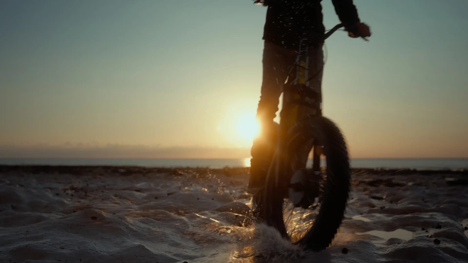 Trottinette électrique en bord de mer, au coucher du soleil