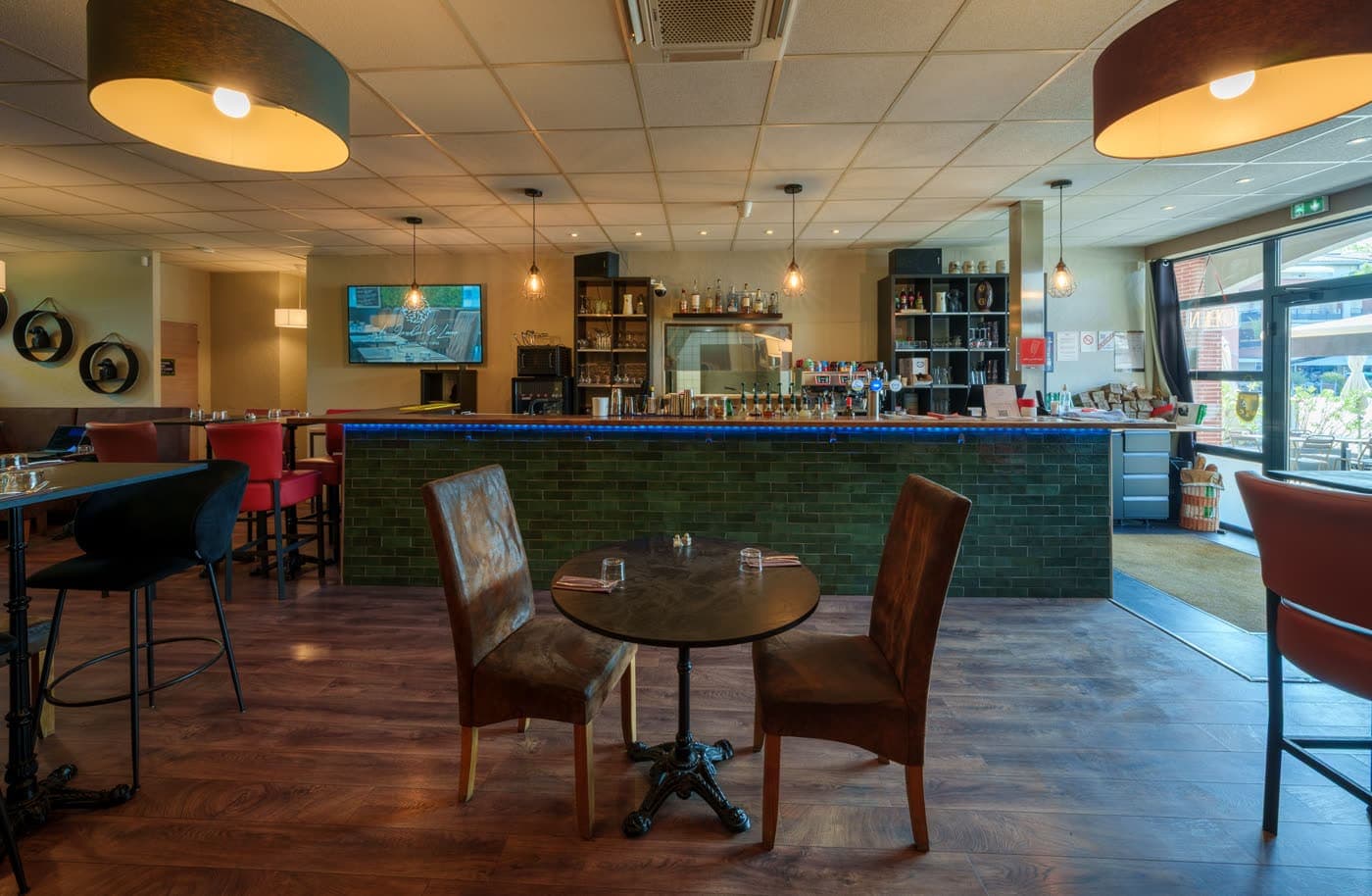 Salle et bar du Jardin de Lana