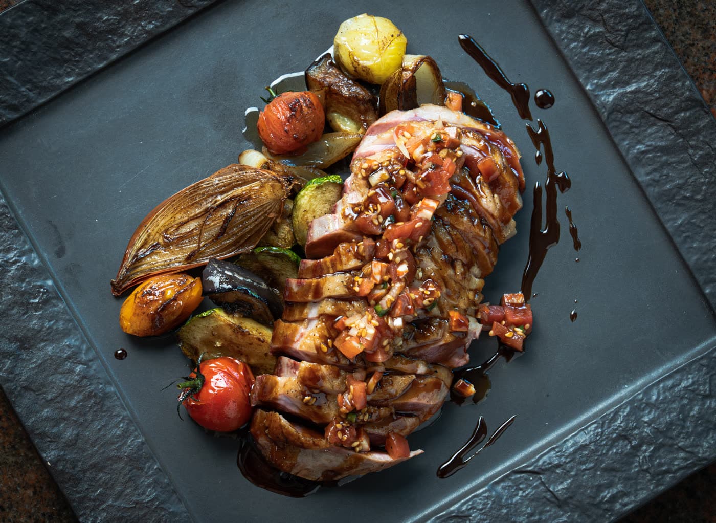 Viande tranchée et légumes rôtis sur ardoise, Le Pompert'